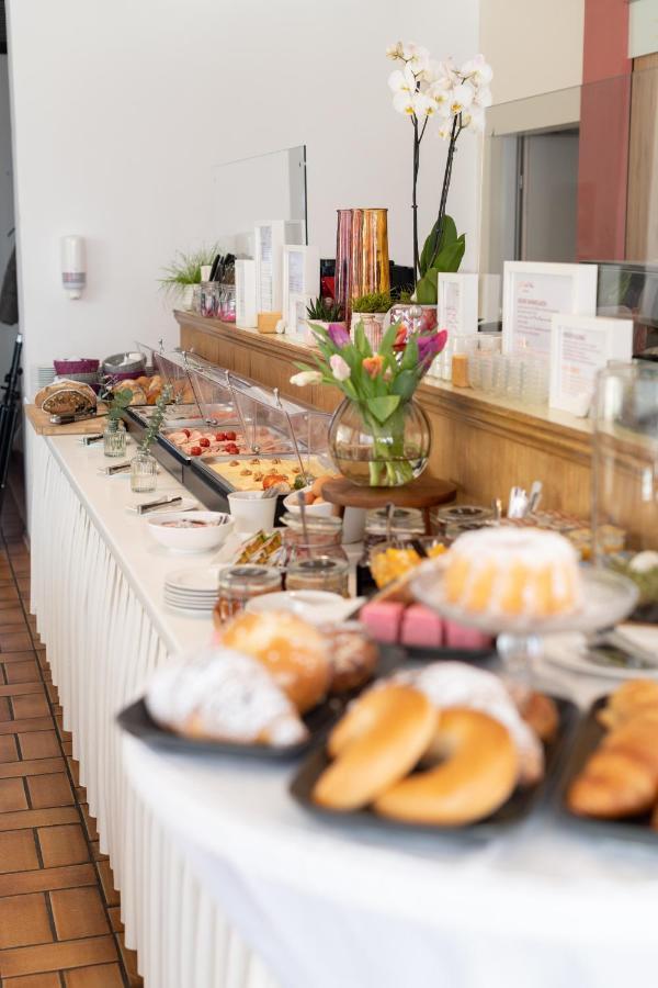 Hotel Maria Gramatneusiedl Buitenkant foto