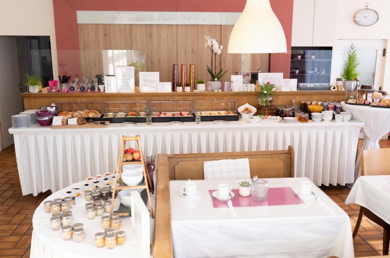 Hotel Maria Gramatneusiedl Buitenkant foto