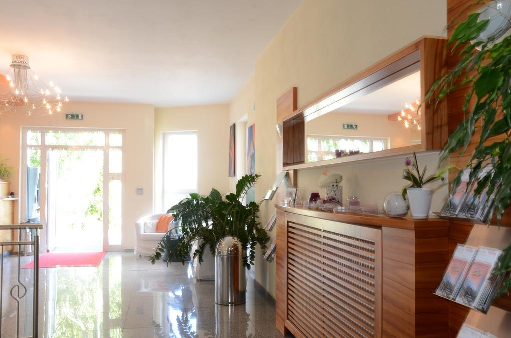Hotel Maria Gramatneusiedl Buitenkant foto