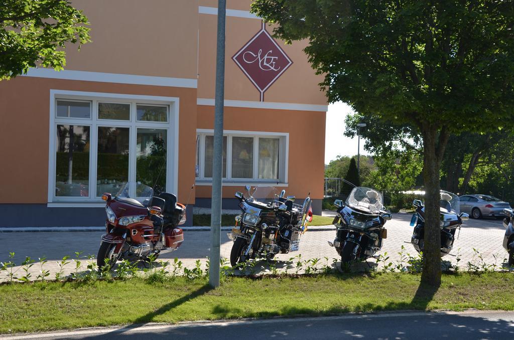 Hotel Maria Gramatneusiedl Buitenkant foto