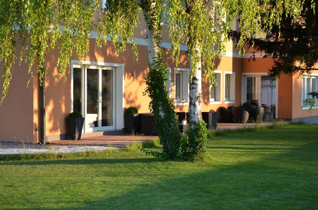 Hotel Maria Gramatneusiedl Buitenkant foto
