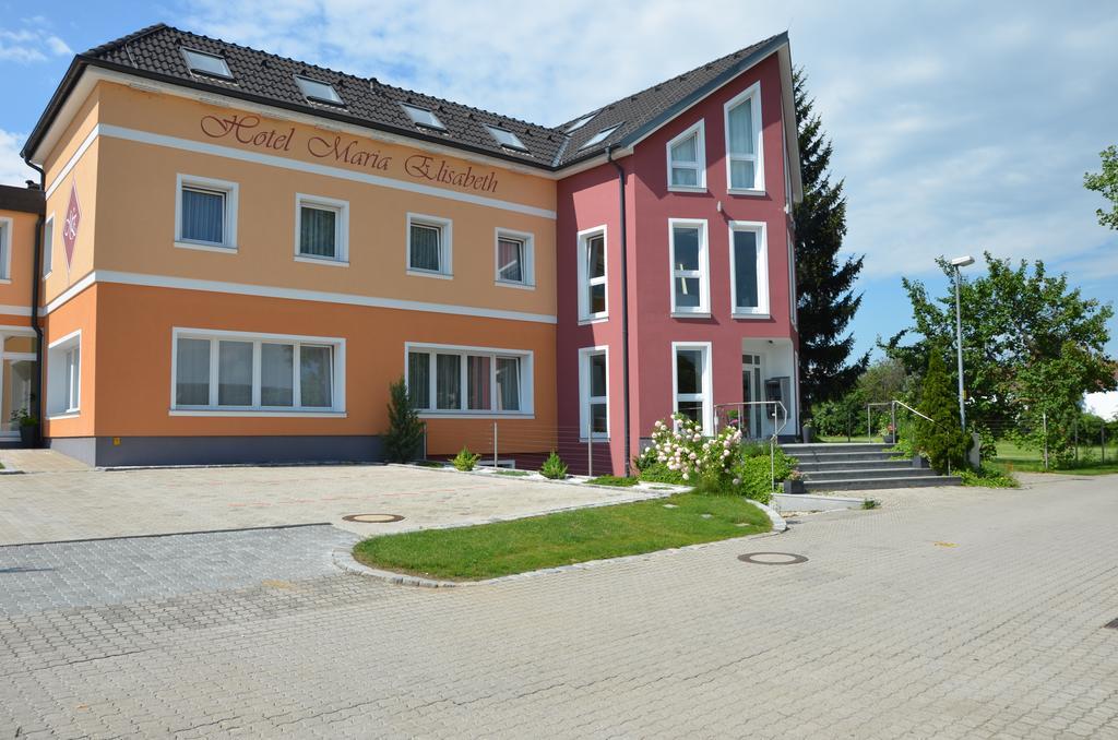 Hotel Maria Gramatneusiedl Buitenkant foto